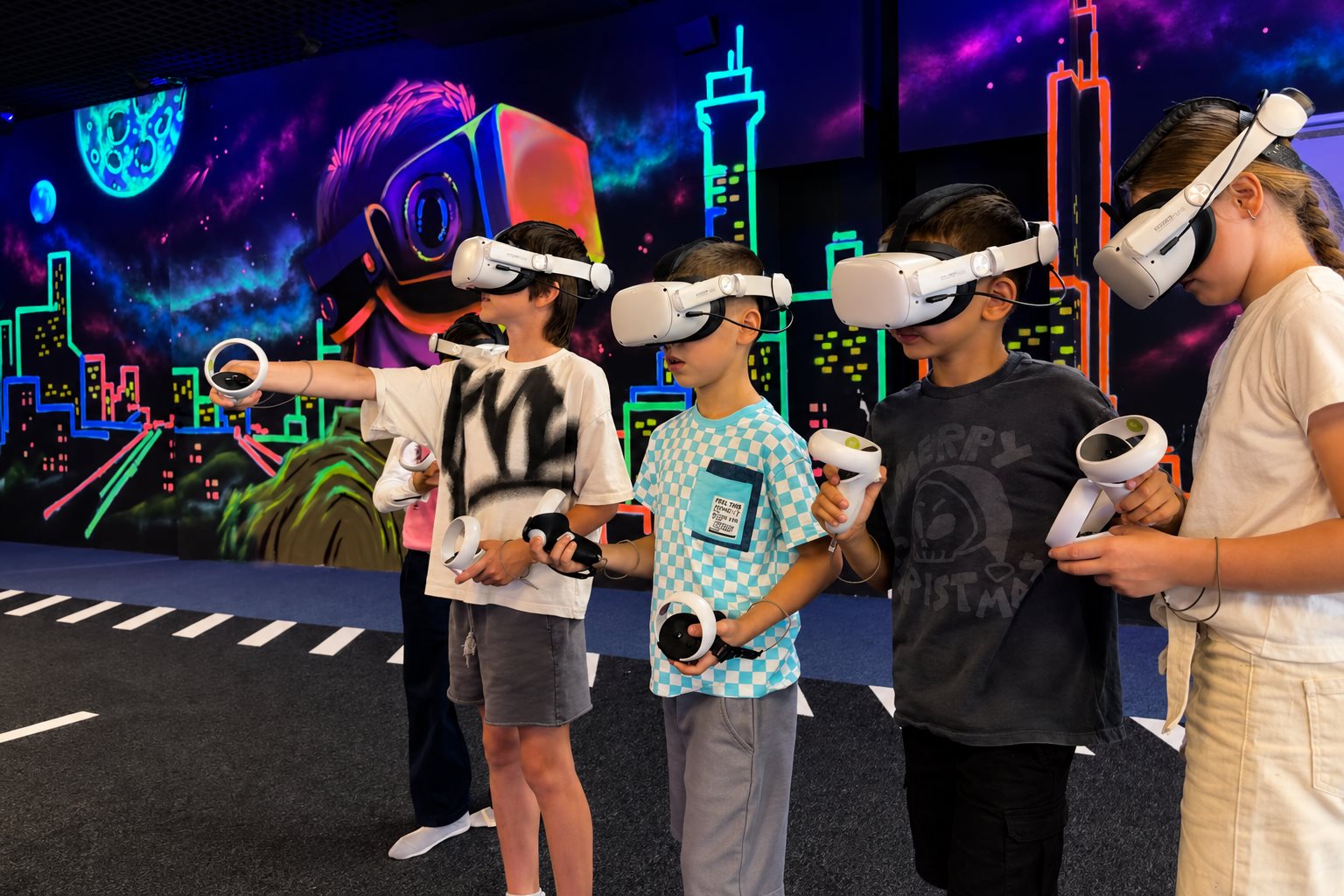 Игроки в VR-шлемах у флуоресцентной росписи стен