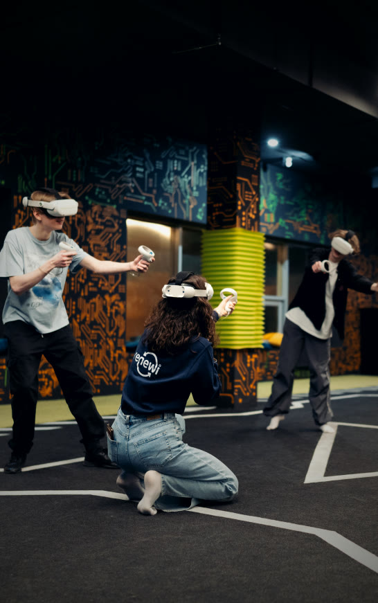 Компания играет в VR на арене парка «НЕРЕАЛЬНОСТЬ»